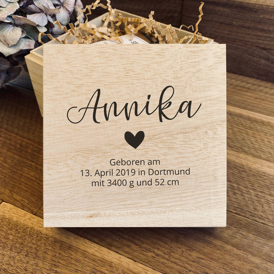 Geschenkbox zur Geburt mit personalisierter Gravur