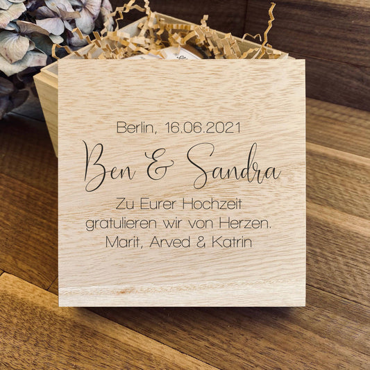 Geschenkbox zur Hochzeit mit personalisierter Gravur