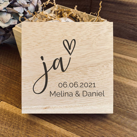 Kleine Holzbox mit personalisierter Gravur zur Hochzeit