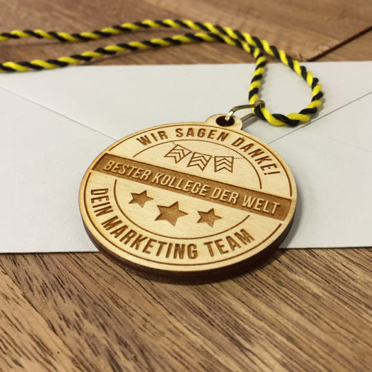 Holzmedaille "Bester Kollege der Welt"