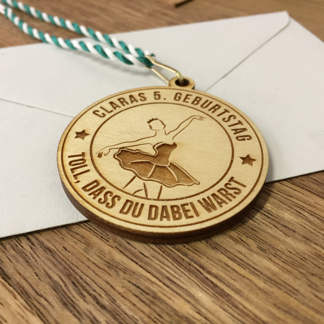 6+ Holzmedaillen "Ballerina" als Gastgeschenk