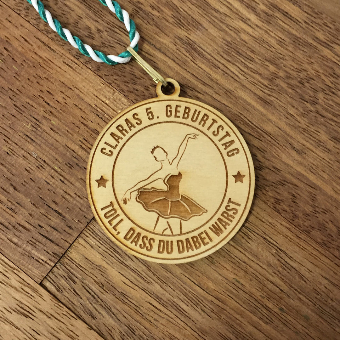 6+ Holzmedaillen "Ballerina" als Gastgeschenk