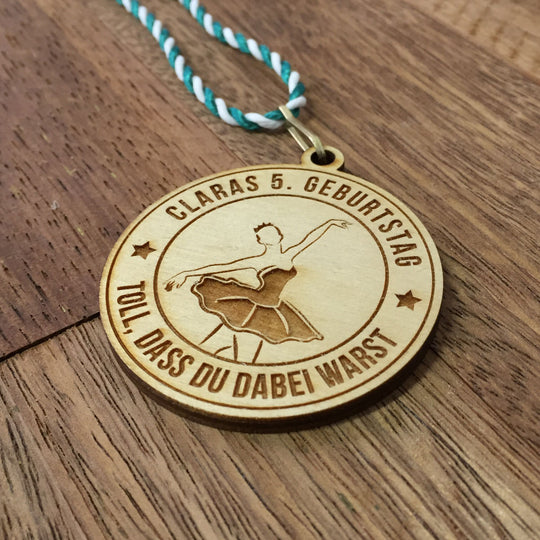 6+ Holzmedaillen "Ballerina" als Gastgeschenk