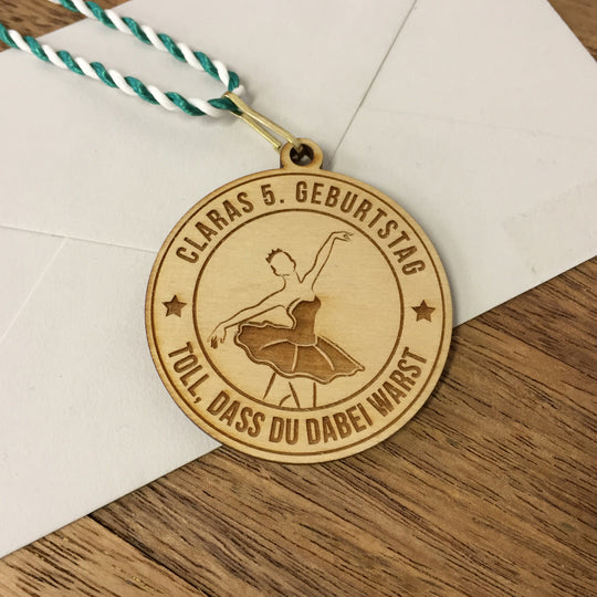 6+ Holzmedaillen "Ballerina" als Gastgeschenk