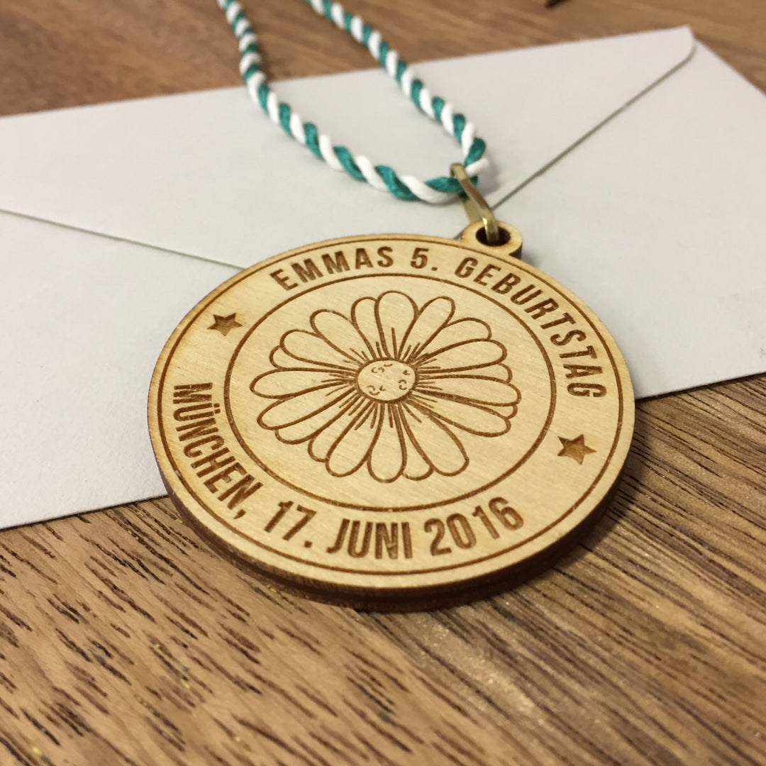 6+ Holzmedaillen "Blume" als Gastgeschenk