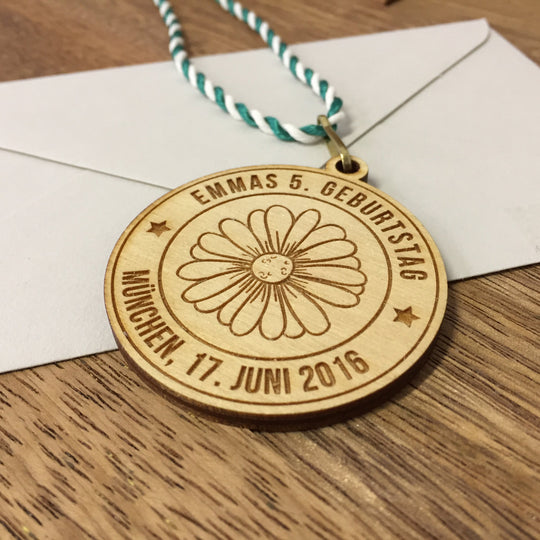 6+ Holzmedaillen "Blume" als Gastgeschenk