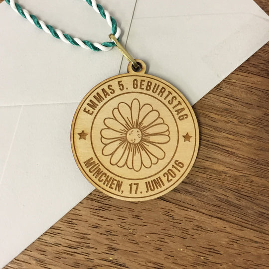 6+ Holzmedaillen "Blume" als Gastgeschenk