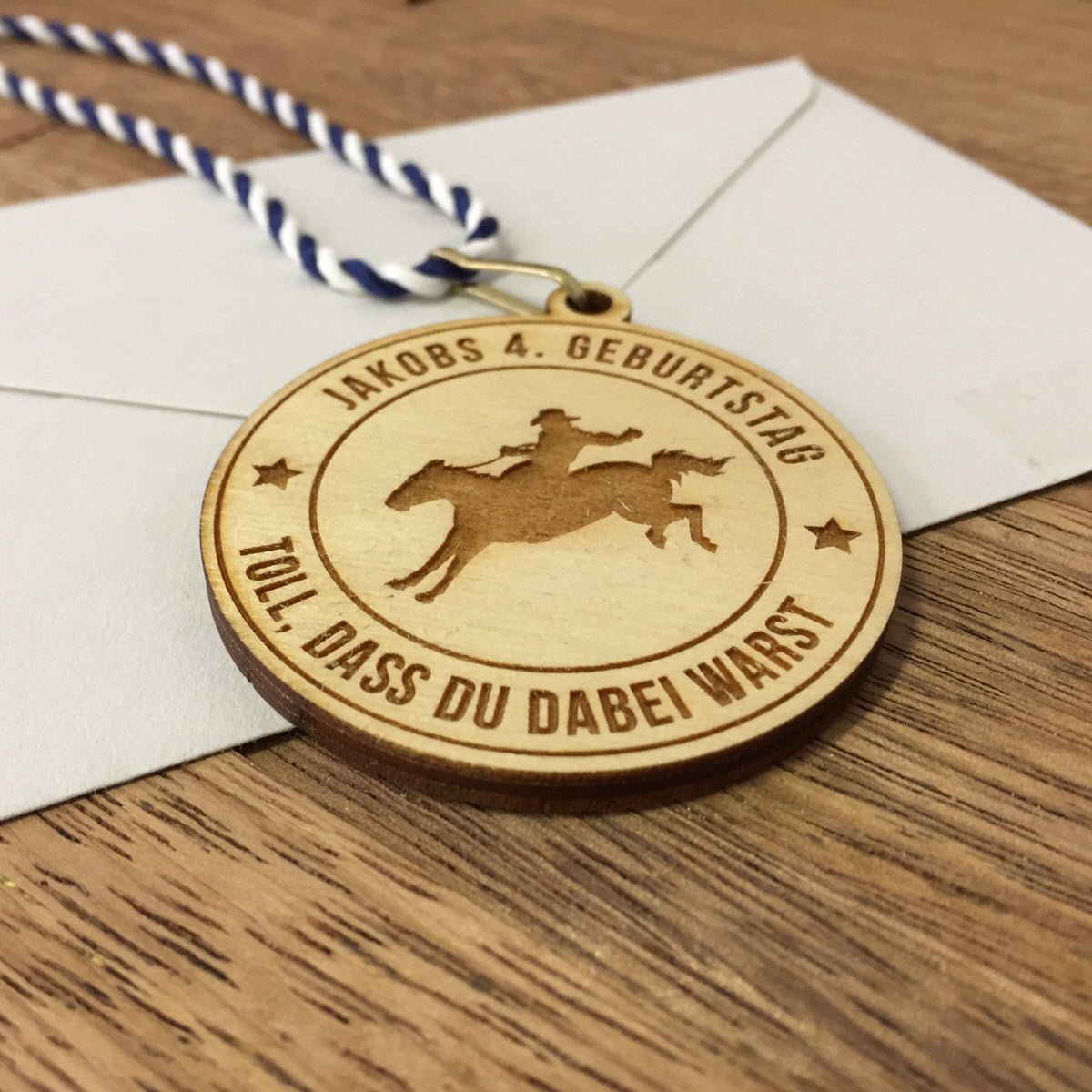 6+ Holzmedaillen "Cowboy" als Gastgeschenk