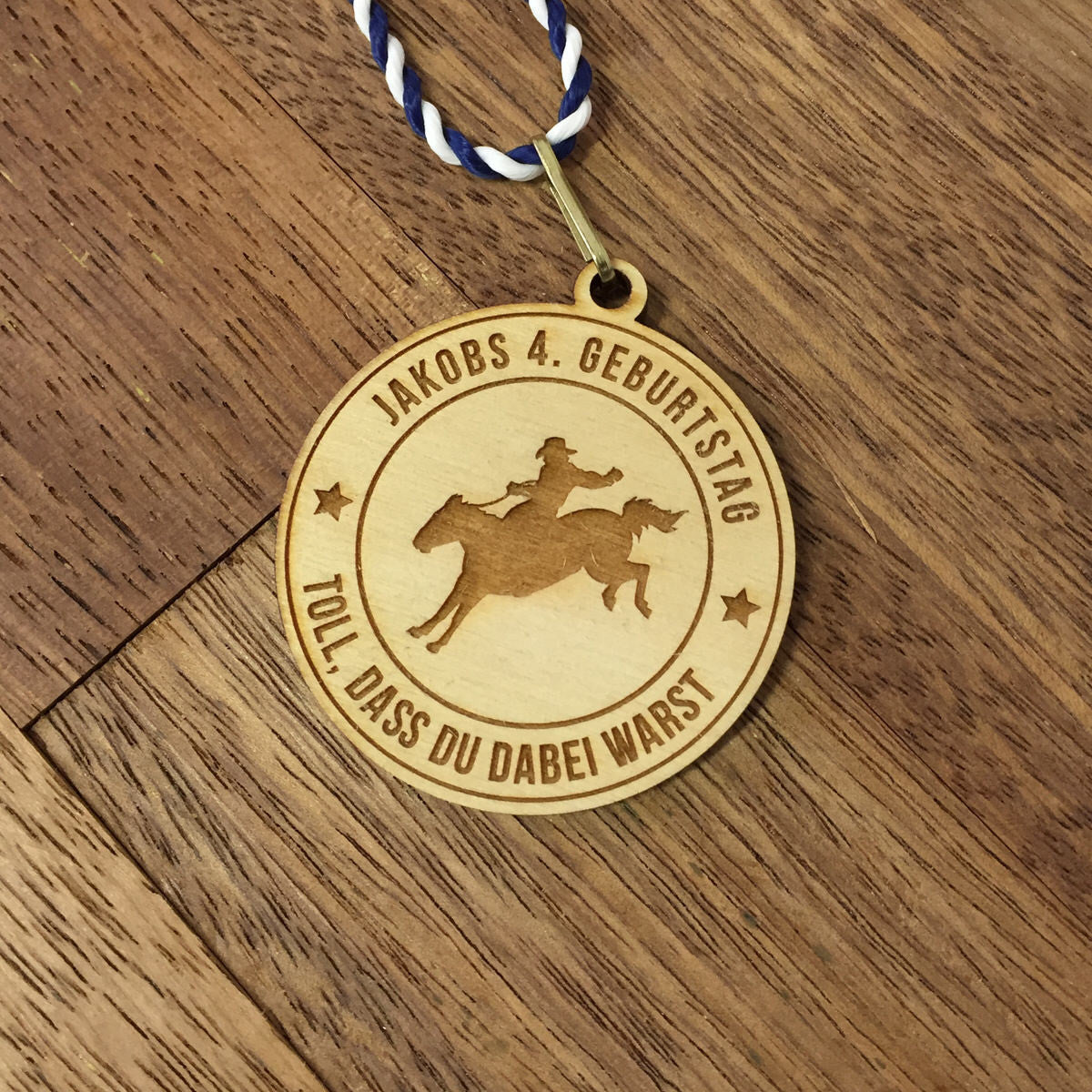 6+ Holzmedaillen "Cowboy" als Gastgeschenk