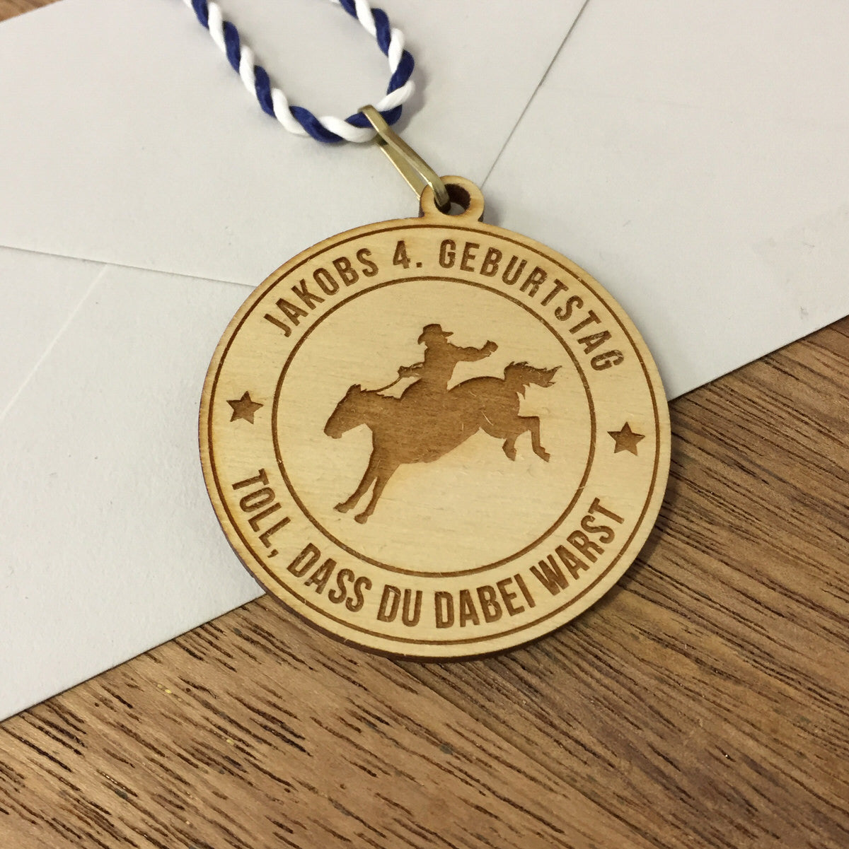 6+ Holzmedaillen "Cowboy" als Gastgeschenk