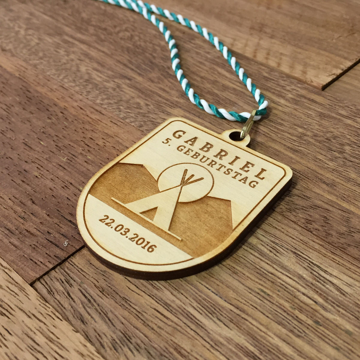 6+ Holzmedaillen "Indianer" als Gastgeschenk