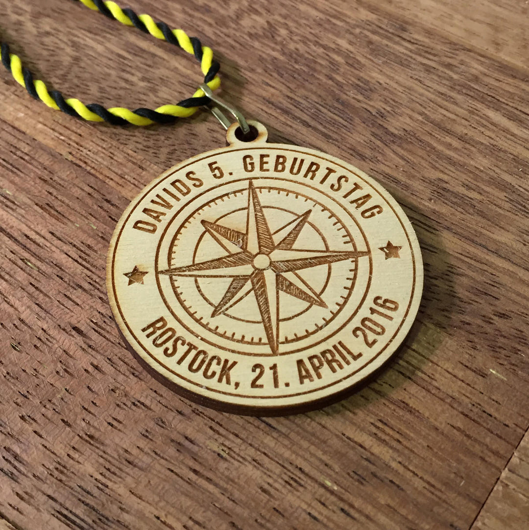 6+ Holzmedaillen "Kompass" als Gastgeschenk