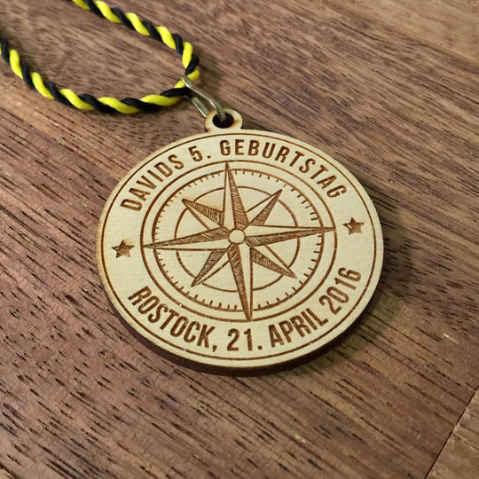 6+ Holzmedaillen "Kompass" als Gastgeschenk