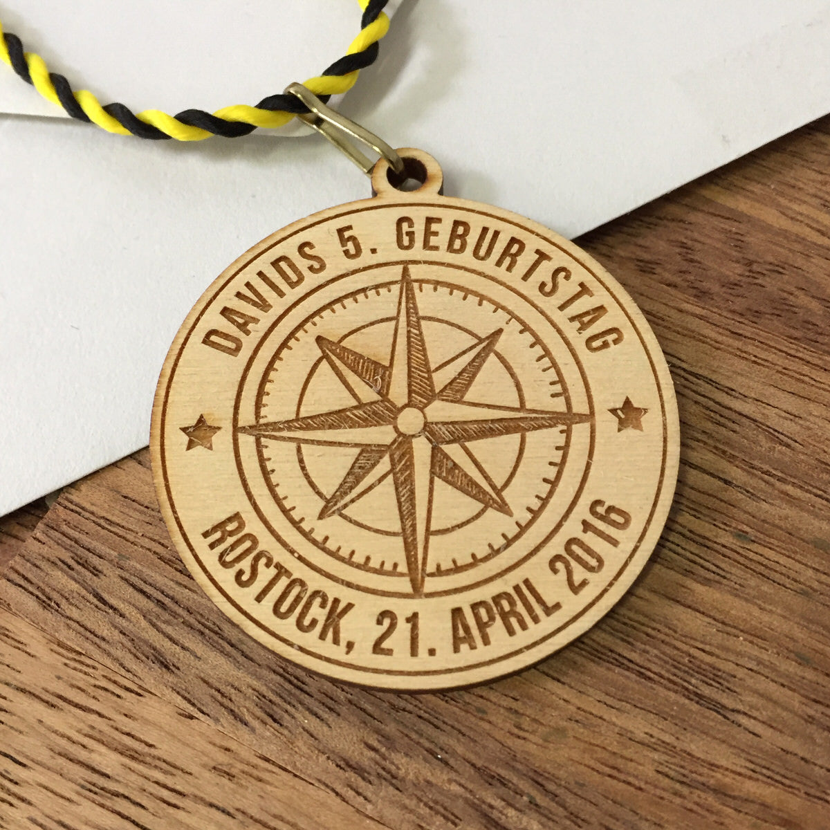 6+ Holzmedaillen "Kompass" als Gastgeschenk