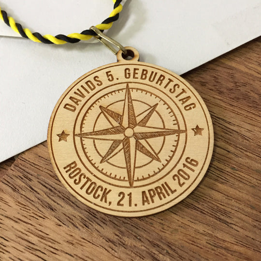6+ Holzmedaillen "Kompass" als Gastgeschenk