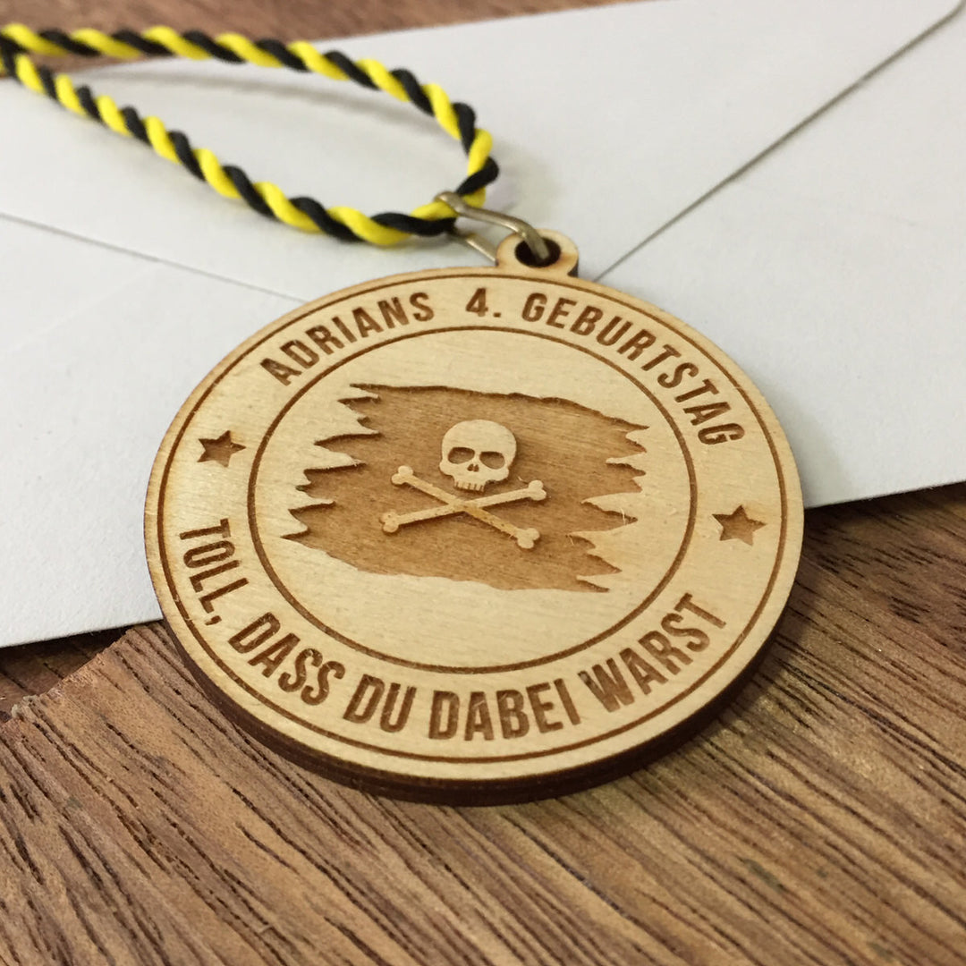 6+ Holzmedaillen "Piratenflagge" als Gastgeschenk