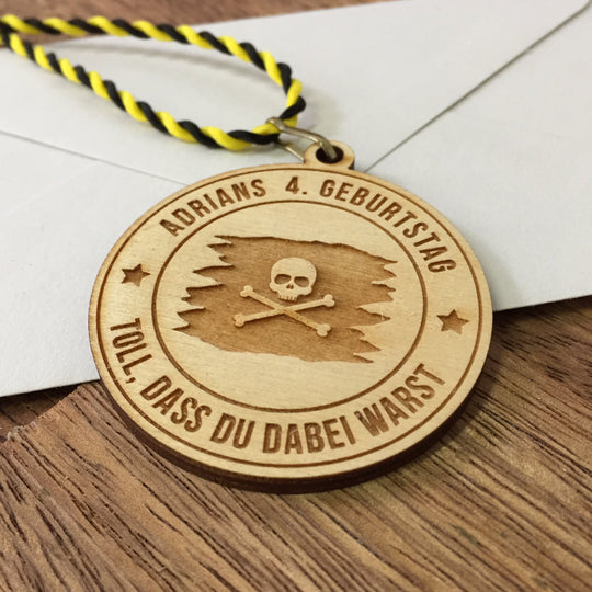 6+ Holzmedaillen "Piratenflagge" als Gastgeschenk