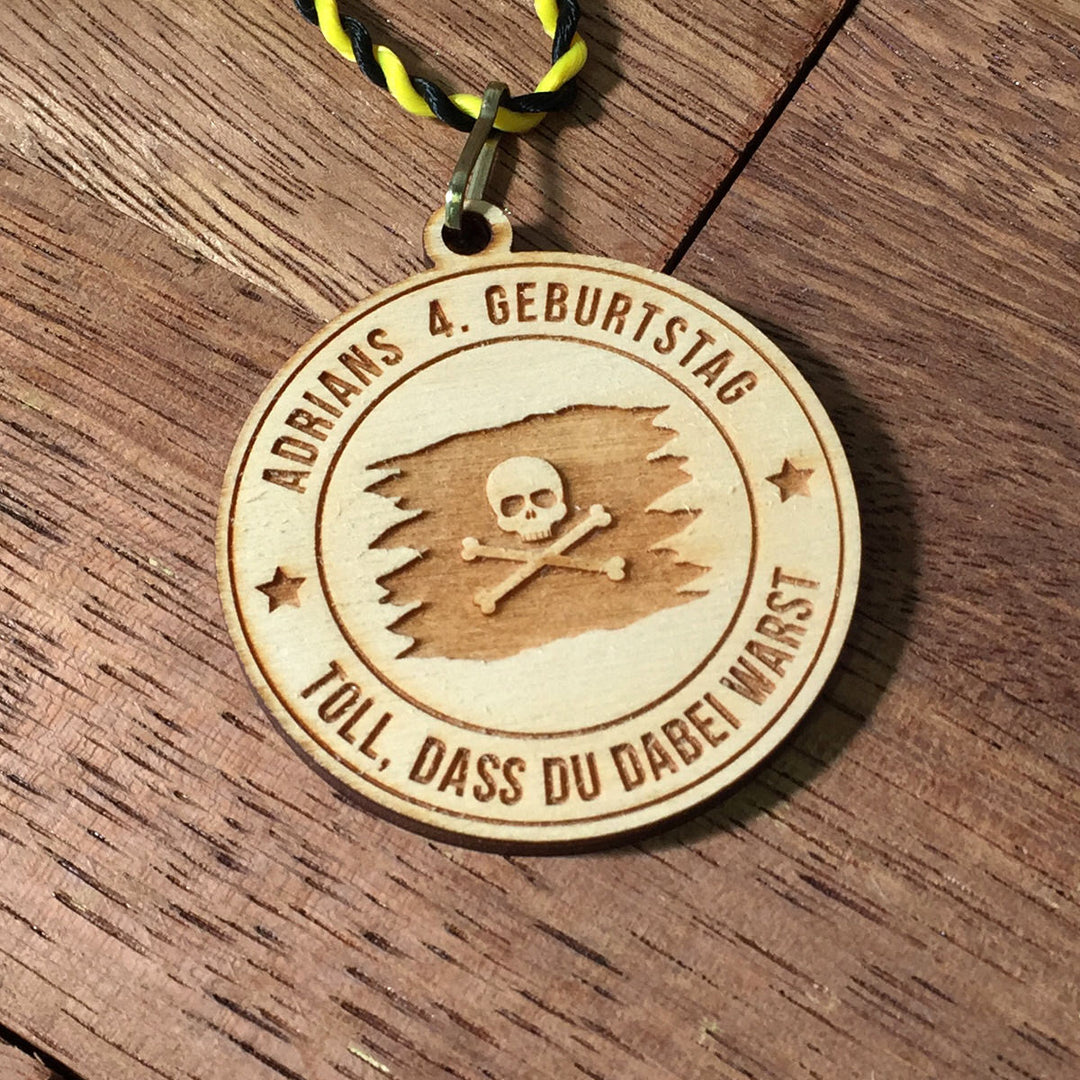 6+ Holzmedaillen "Piratenflagge" als Gastgeschenk