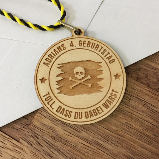6+ Holzmedaillen "Piratenflagge" als Gastgeschenk