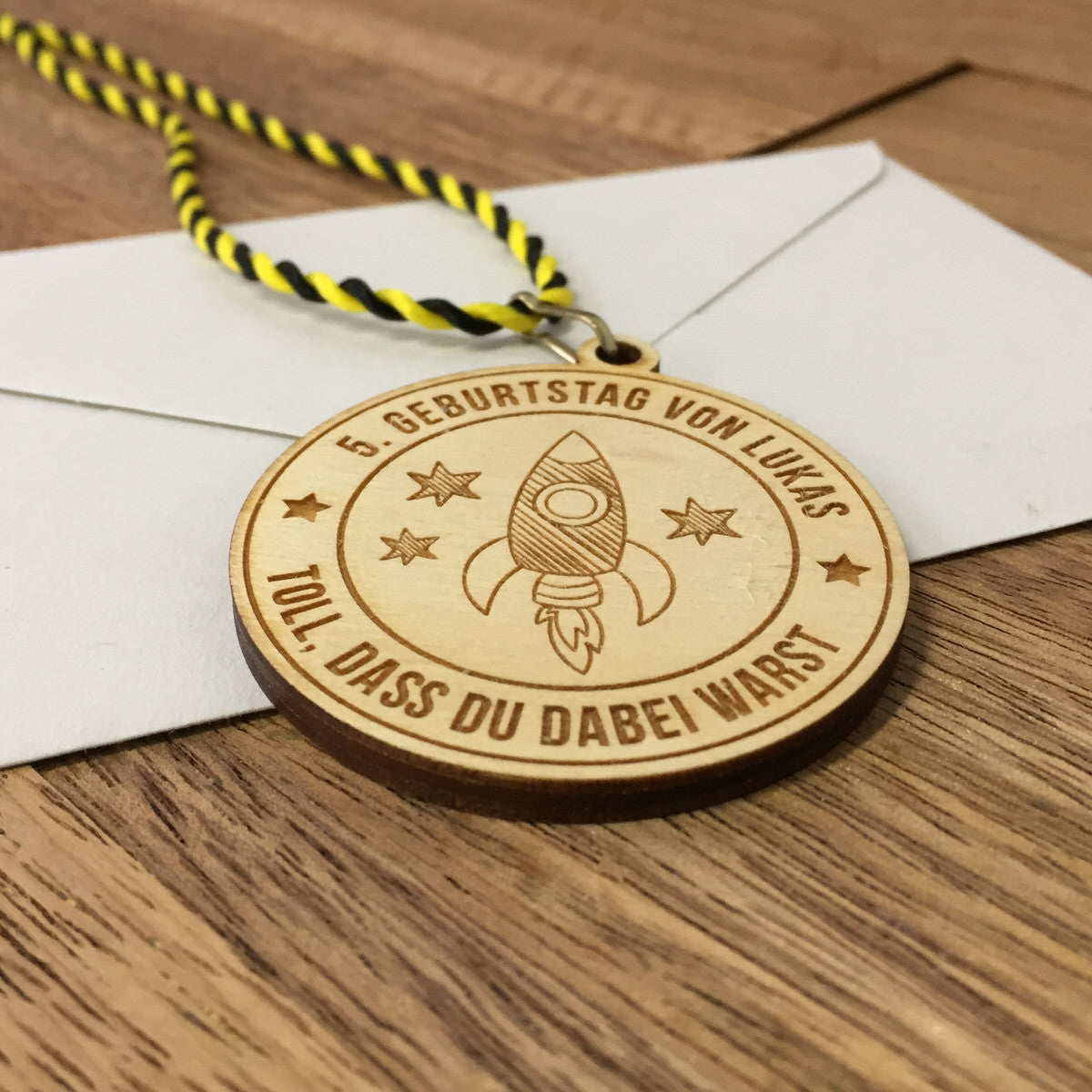 6+ Holzmedaillen "Weltall" als Gastgeschenk