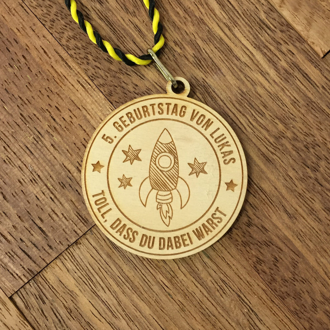 6+ Holzmedaillen "Weltall" als Gastgeschenk