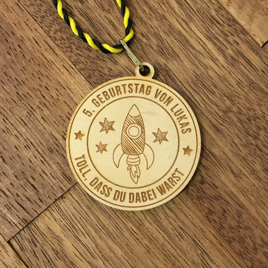 6+ Holzmedaillen "Weltall" als Gastgeschenk