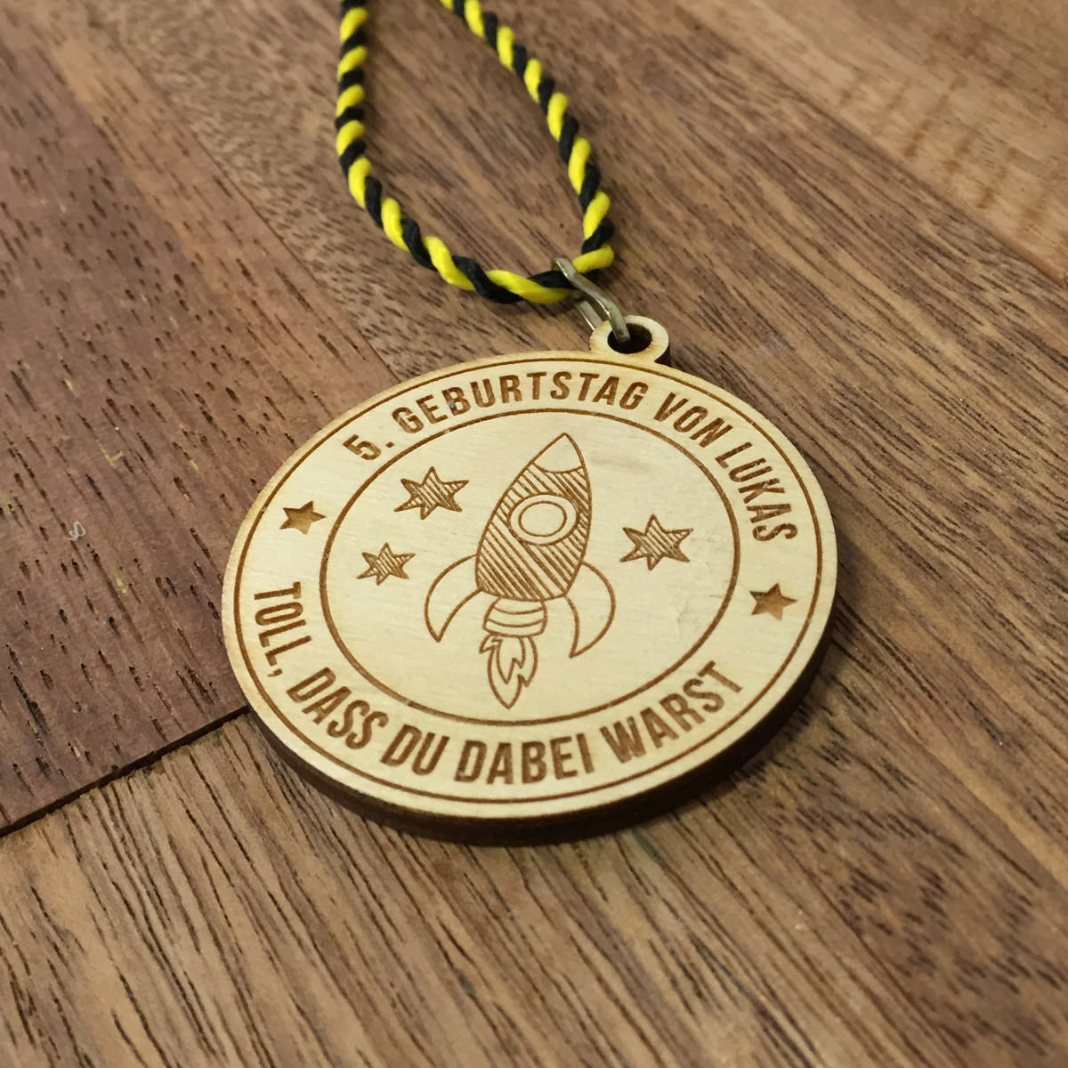 6+ Holzmedaillen "Weltall" als Gastgeschenk