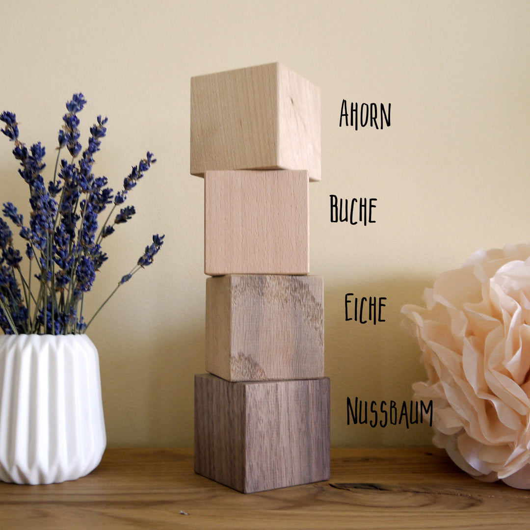 6 cm Holzwürfel, mehrseitig graviert, modernes Design