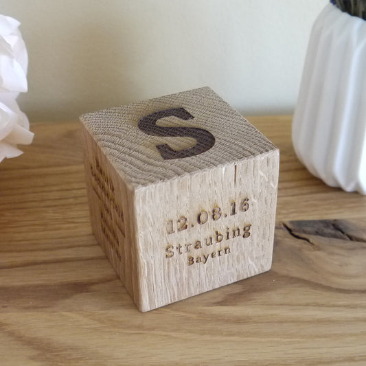 6 cm Holzwürfel, mehrseitig graviert, klassisches Design