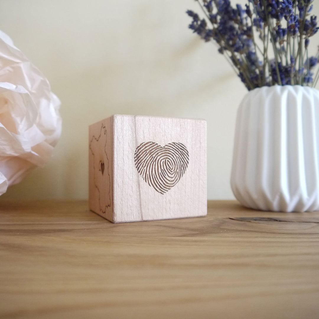 6 cm Holzwürfel, mehrseitig graviert, modernes Design