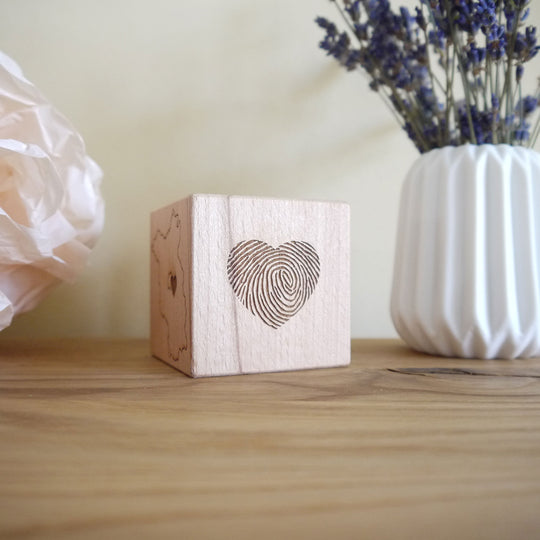 6 cm Holzwürfel, mehrseitig graviert, modernes Design