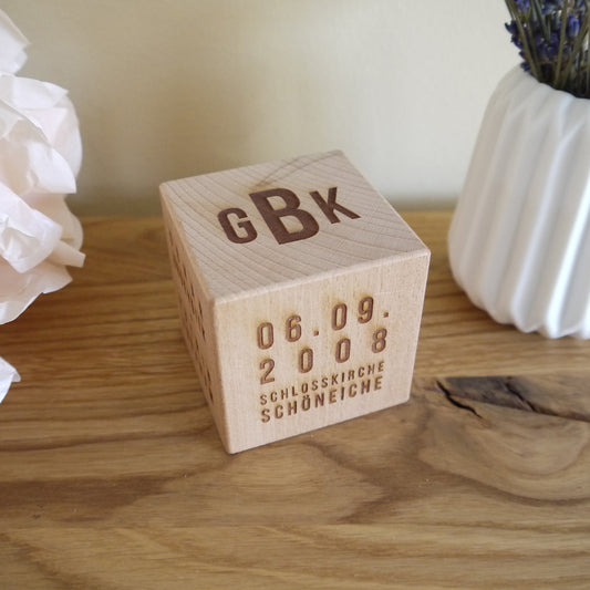 6 cm Holzwürfel, mehrseitig graviert, modernes Design