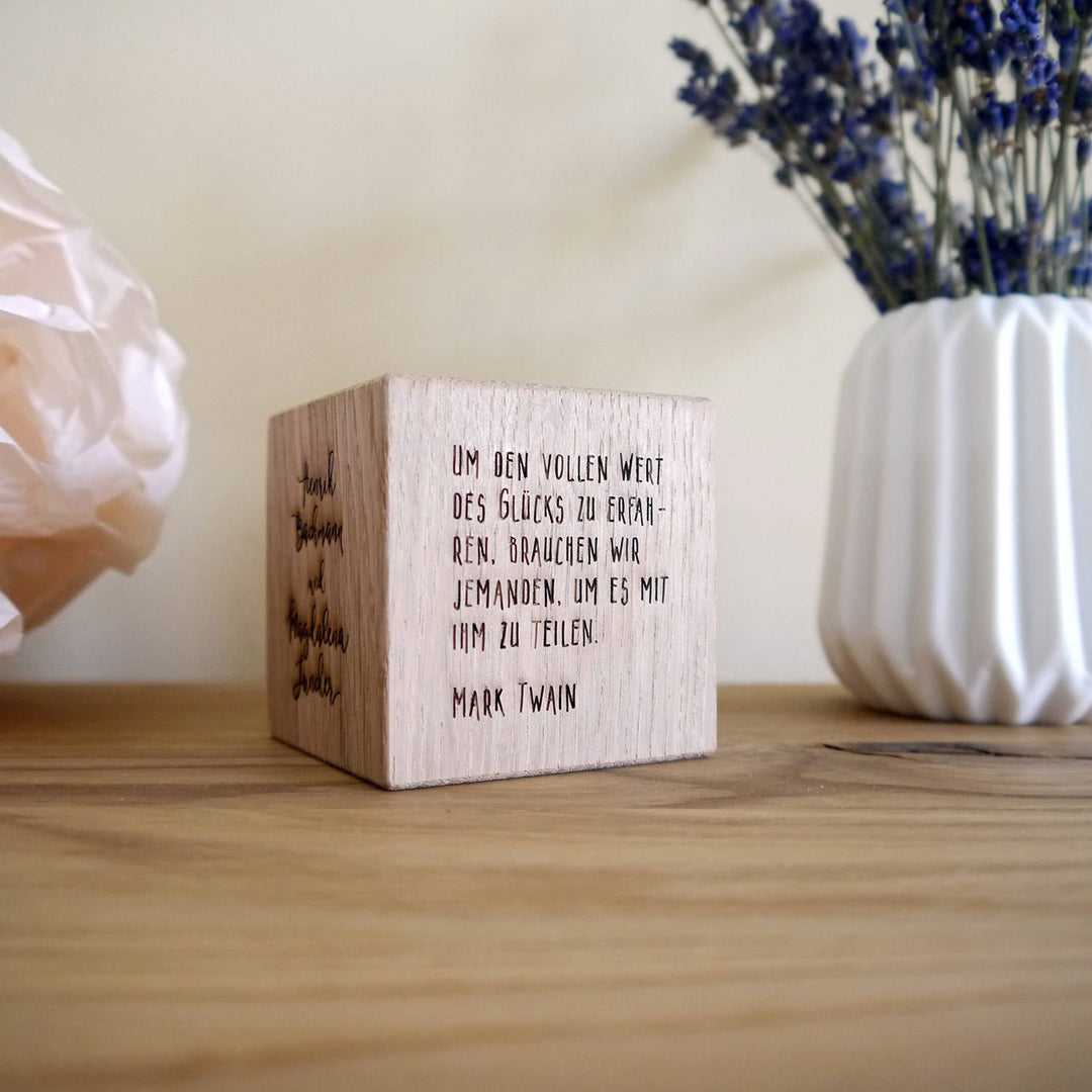 6 cm Holzwürfel, mehrseitig graviert, kalligraphische Schrift