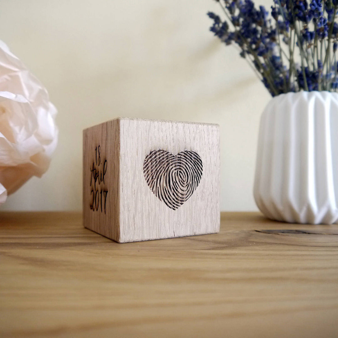 6 cm Holzwürfel, mehrseitig graviert, kalligraphische Schrift
