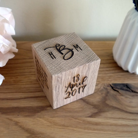 6 cm Holzwürfel, mehrseitig graviert, kalligraphische Schrift